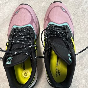 Gently used Reebok sneakers sz 9